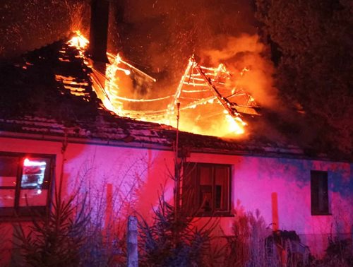 Požár rodinného domu způsobil rozsáhlé škody, čtyři osoby skončily v péči záchranářů