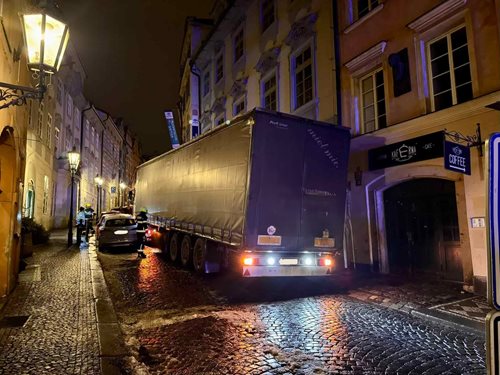 Uvízlý kamion v centru města