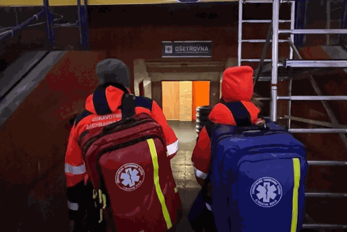 Zkolabovaný hokejový fanoušek dostal okamžitou pomoc a přežil zásadní zdravotní kolaps