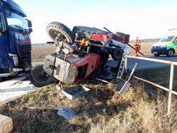 U nehody traktoru s kamionem zasahovali hasiči v Chropyni.