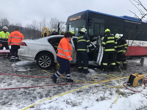 K nehodě osobního vozidla a autobusu na Kolínsku letěl vrtulník VIDEO/FOTOGALERIE