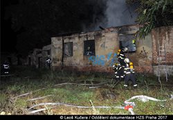 Jednotky pražských hasičů a HZS SŽDC likvidovaly požár opuštěného drážního domku