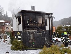 V Senohrabech vyhořela rekreační chata