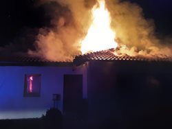 V Puklicích na Jihlavsku v noci hořela střecha rodinného domu