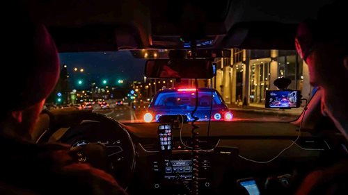 Napadal kolemjdoucí, pak kopl policistu do žeber. Nadýchal přes dvě promile