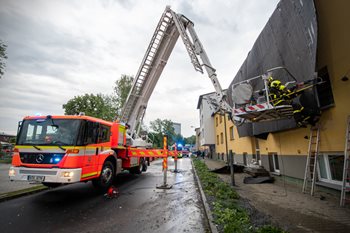 Vítr strhl střechu domova, zasahovali hasiči i lezci