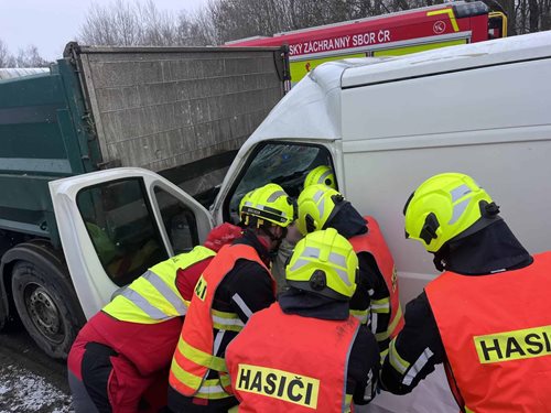 Střet nákladního vozidla a dodávky si vyžádal zásah hasičů a záchranu osoby