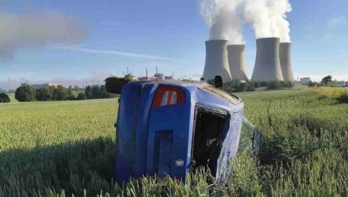 Auto skončilo po nehodě na poli. Na místě zasahovali hasiči i záchranáři