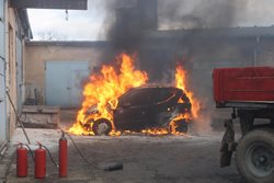 Mercedes shořel kompletně