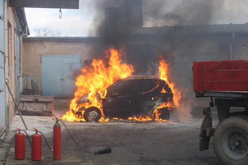 Mercedes shořel kompletně