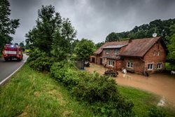 Hasiči odstraňovali následky přívalových dešťů na Jičínsku, Hradecku a Rychnovsku
