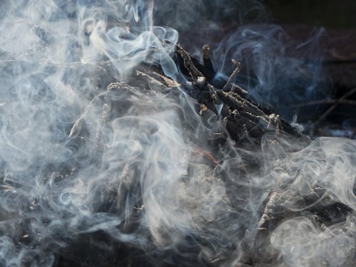 Druhý stupeň požáru při požáru stavení v Lovětínč na Jindřichohradecku, zásah hasičů komplikoval silný mráz