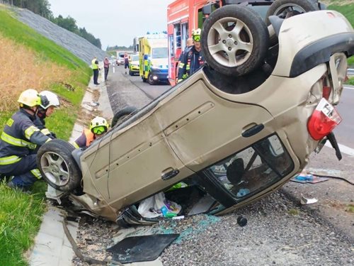 Osobní vůz skončil po nehodě v příkopu, zraněný mimo auto