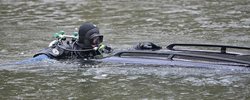 Dopravní nehoda osobního auta v Děčíně Vůz spadl do Labe, uvnitř zemřel člověk.  