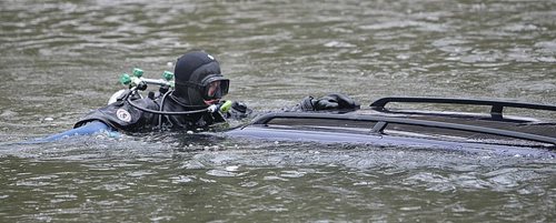 Dopravní nehoda osobního auta v Děčíně Vůz spadl do Labe, uvnitř zemřel člověk.  