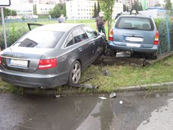 Vozidla prorazila oplocení hřiště. Vyprostit je museli hasiči
