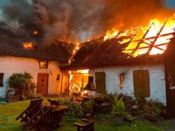Téměř miliónová škoda po požáru stodoly ve Zvíkově