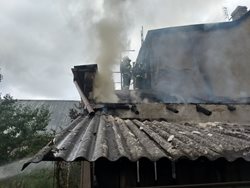 U požáru rodinného domu zasahovalo pět jednotek hasičů
