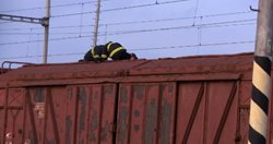 Mladou ženu zasáhl na železničním vagónu elektrický proud.Vážně popálená žena byla letecky transportována na pražskou kliniku.  
