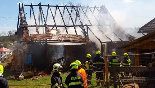 Požár stodoly ohrozil okolní domy