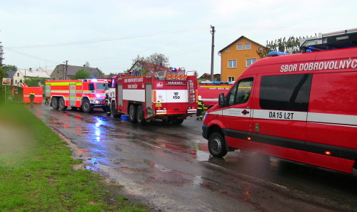 Bouřka s kroupami se prohnala Starými Heřminovy, hasiči čerpali vodu