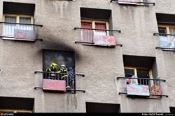 Požár bytu v ostravském hotelovém domě Hlubina s 1 zraněnou osobou, zachráněnou dlouhým žebříkem