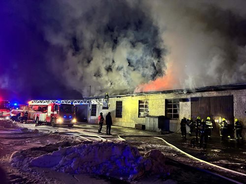 Požár školní haly způsobil rozsáhlé škody a vyžádal si druhý stupeň poplachu