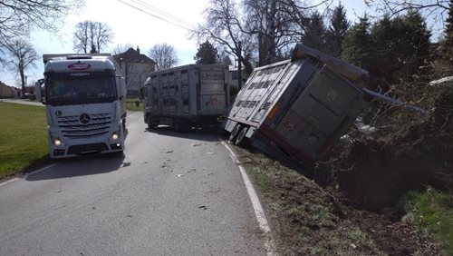 Do spadlého stromu v Putimi narazilo nákladní auto