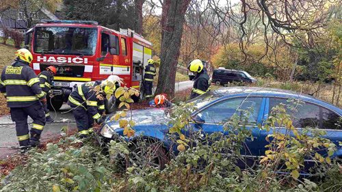 Auto skončilo 30 metrů mimo silnici. Hasiči ho museli vytáhnout navijákem