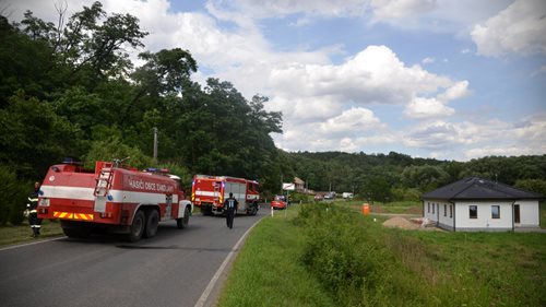 Spadlý strom zapláli trávu a zablokoval silnici u Otvovic na Kladensku