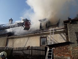 VIDEO/Požár rodinného domu ve Žloukovicích u Berouna 