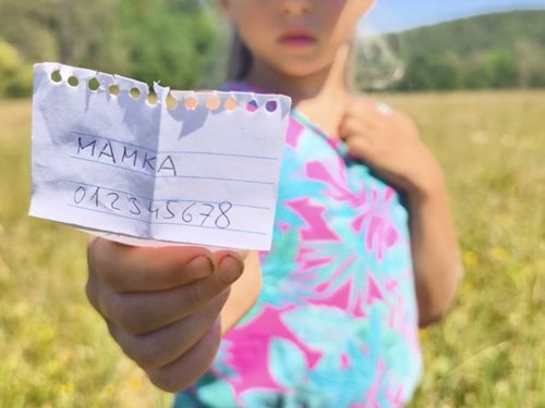 Vlak odjel s pětiletou dívkou, otec zůstal na nástupišti. Pomohlo jediné telefonní číslo