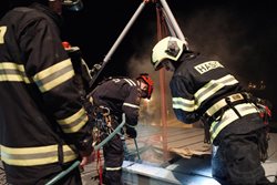 Náročné cvičení za ztížených podmínek prověřilo připravenost hasičů