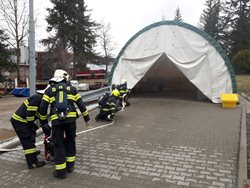 Hasiči z Příbrami nacvičovali v Kovohutích likvidaci požáru baterie