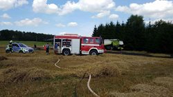 Požár strniště poškodil zaparkovaný zemědělský stroj