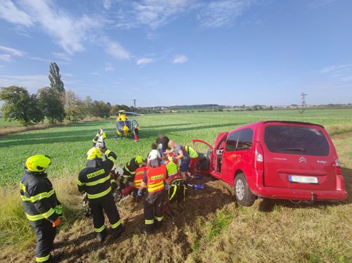 Střet osobního vozu a autobusu na silnici č. 11