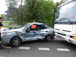 Při nehodě autobusu ve kterém cestovalo 20 osob  s osobním vozidlem u obce Lesní Hluboké se zranili dva lidé