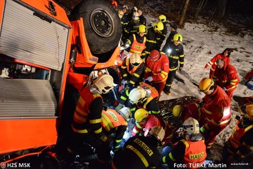Tragická dopravní nehoda hasičského vozidla na Karvinsku