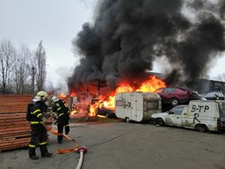 Požár v průmyslovém areálu v Ostravě-Kunčicích, hasiči uchránili halu