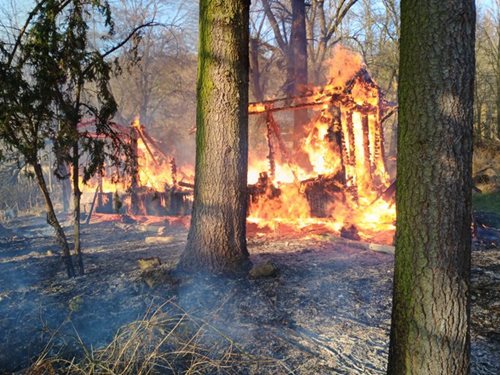 Oheň během chvíle zničil rekreační chatku