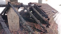  Likvidaci požáru domu v obci Ovesné v Jihočeském kraji  komplikoval silný mráz