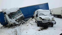 Dopravu na všech silnicích v Jihomoravském kraji velmi zkomplikovalo sněžení/FOTOGALERIE