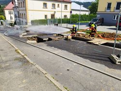 Požár plynového potrubí ve Vrbnu pod Pradědem s evakuací 41 osob