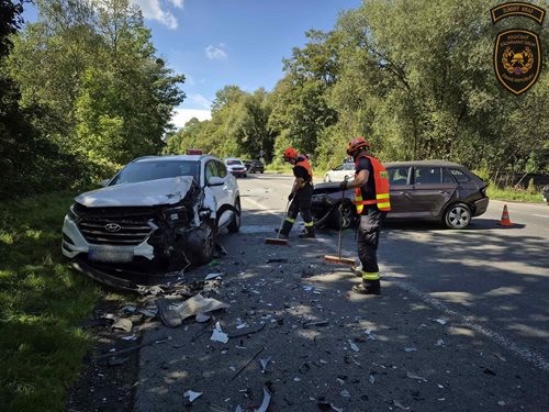 Srážka tří aut si vyžádala zraněné a uzavření silnice na Valašsku