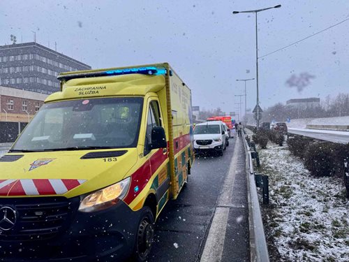 Chaos na Rozvadovské spojce, hasiči zasahovali u čtyř vozidel