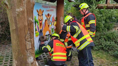 Dětská hra skončila zásahem hasičů, chlapec uvízl hlavou ve stěně