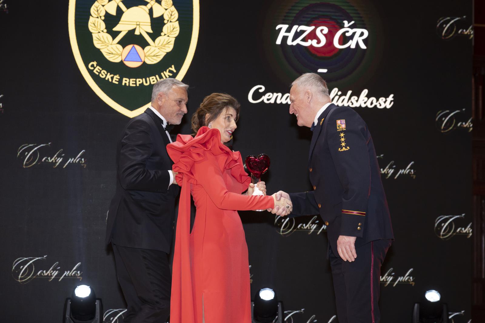 1-Generalni-reditel-HZS-CR-generalporucik-Vladimir-Vlcek-prebira-Cenu-za-lidskost-z-rukou-zakladatelky-a-poradatelky-Ceskeho-plesu-Kateriny-Duskove-(1).JPG 1-Generalni-reditel-HZS-CR-generalporucik-Vladimir-Vlcek-prebira-Cenu-za-lidskost-z-rukou-zakladatelky-a-poradatelky-Ceskeho-plesu-Kateriny-Duskove-(1).JPG