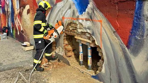 Nezvládnuté řízení skončilo nárazem do budovy