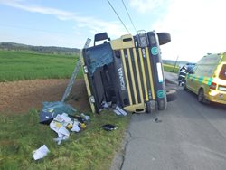 U Skomelna se převrátil kamion, řidiče museli hasiči vyprostit