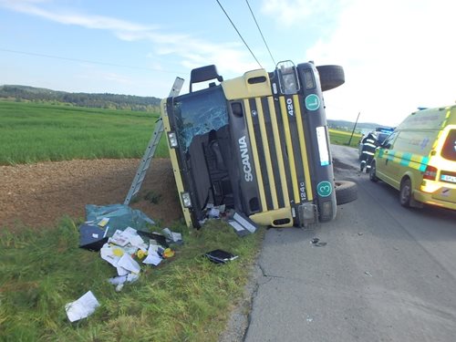 U Skomelna se převrátil kamion, řidiče museli hasiči vyprostit